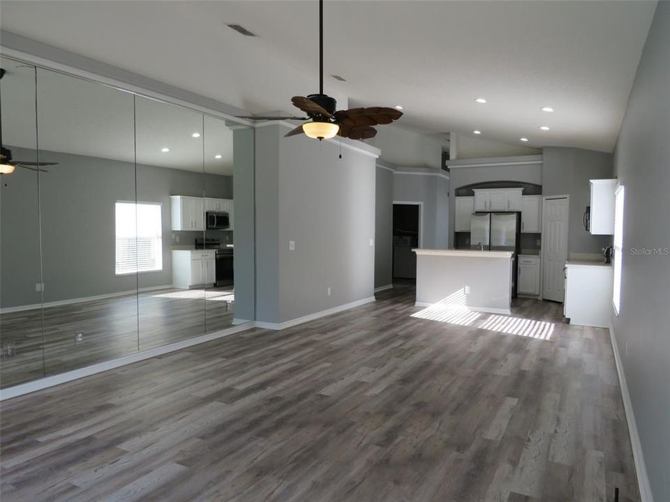 出租: $3,100 (4 贝兹, 3 浴室, 1942 平方英尺)