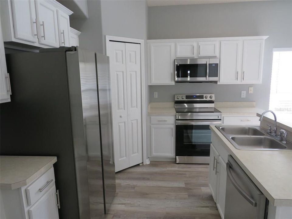 出租: $3,100 (4 贝兹, 3 浴室, 1942 平方英尺)