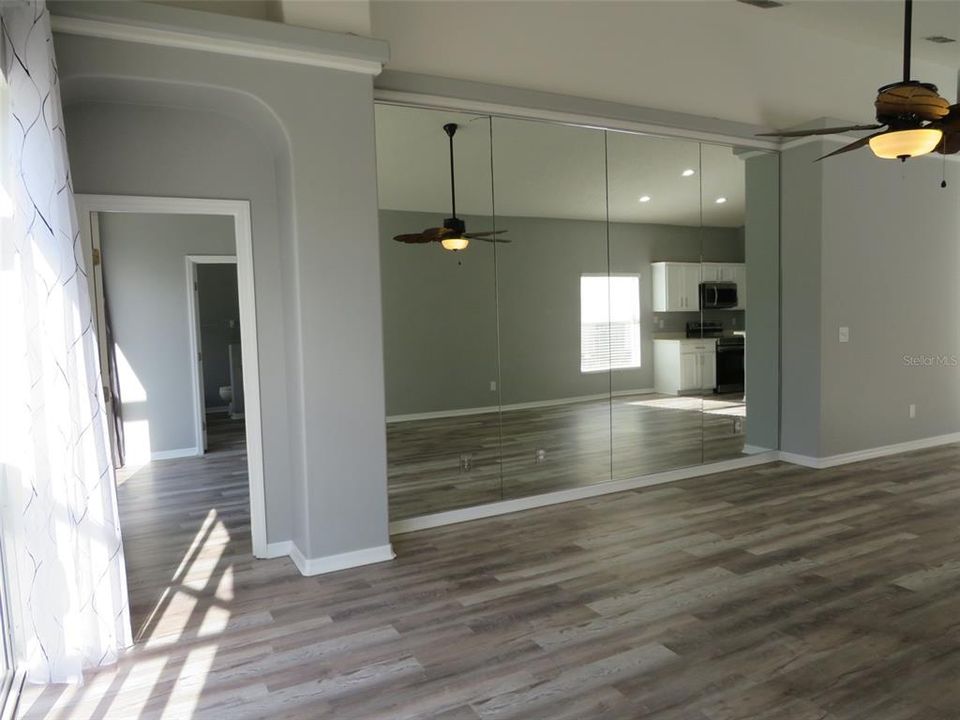 出租: $3,100 (4 贝兹, 3 浴室, 1942 平方英尺)