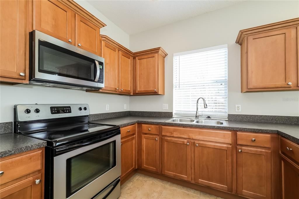 For Rent: $2,010 (4 beds, 2 baths, 1934 Square Feet)