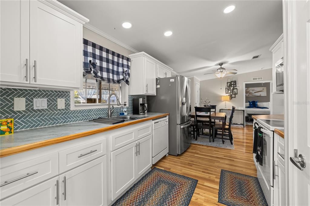 For Sale: $224,900 (2 beds, 2 baths, 1242 Square Feet)