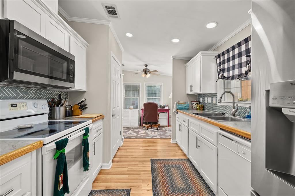 For Sale: $224,900 (2 beds, 2 baths, 1242 Square Feet)