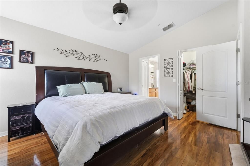 For Sale: $380,000 (4 beds, 3 baths, 1913 Square Feet)