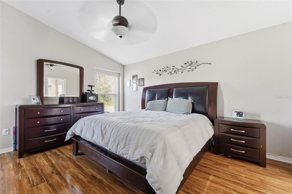 For Sale: $380,000 (4 beds, 3 baths, 1913 Square Feet)