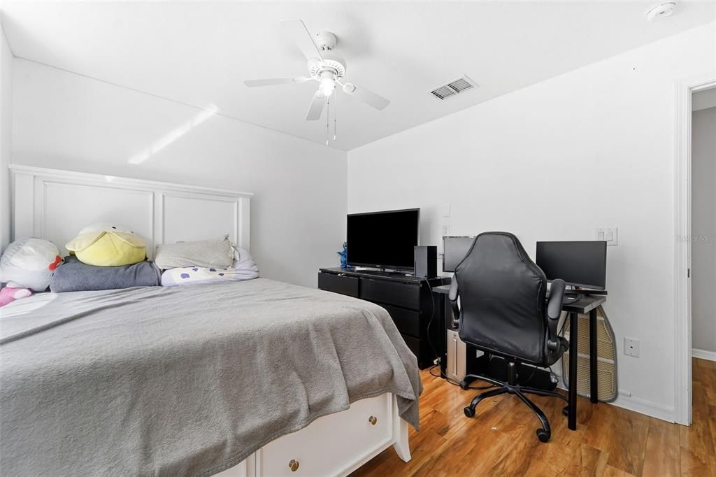 For Sale: $380,000 (4 beds, 3 baths, 1913 Square Feet)