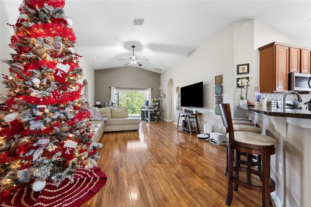 For Sale: $380,000 (4 beds, 3 baths, 1913 Square Feet)