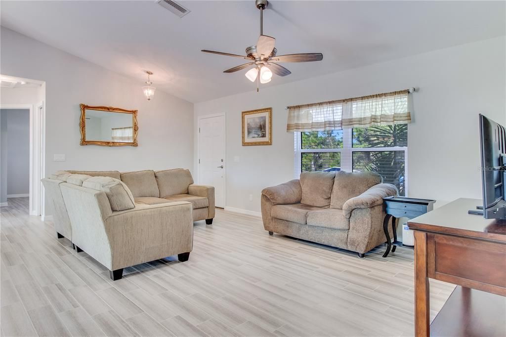 待售: $309,900 (3 贝兹, 2 浴室, 1372 平方英尺)