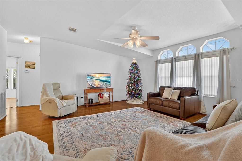 待售: $239,000 (3 贝兹, 2 浴室, 1560 平方英尺)