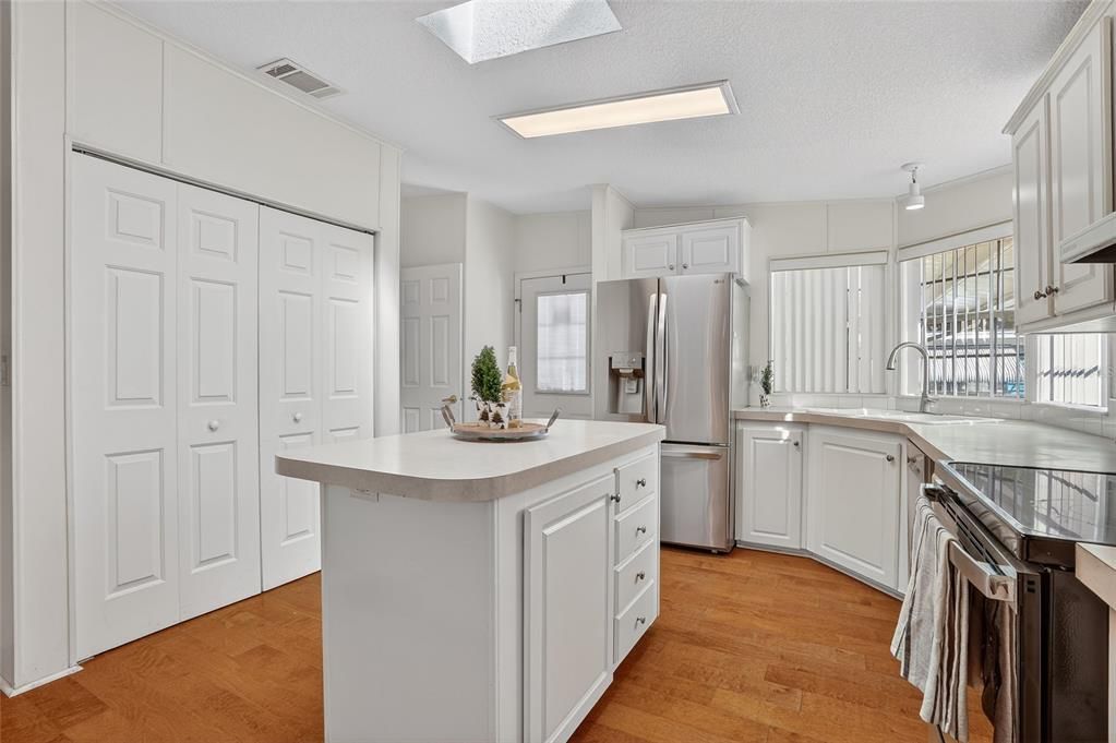 待售: $239,000 (3 贝兹, 2 浴室, 1560 平方英尺)