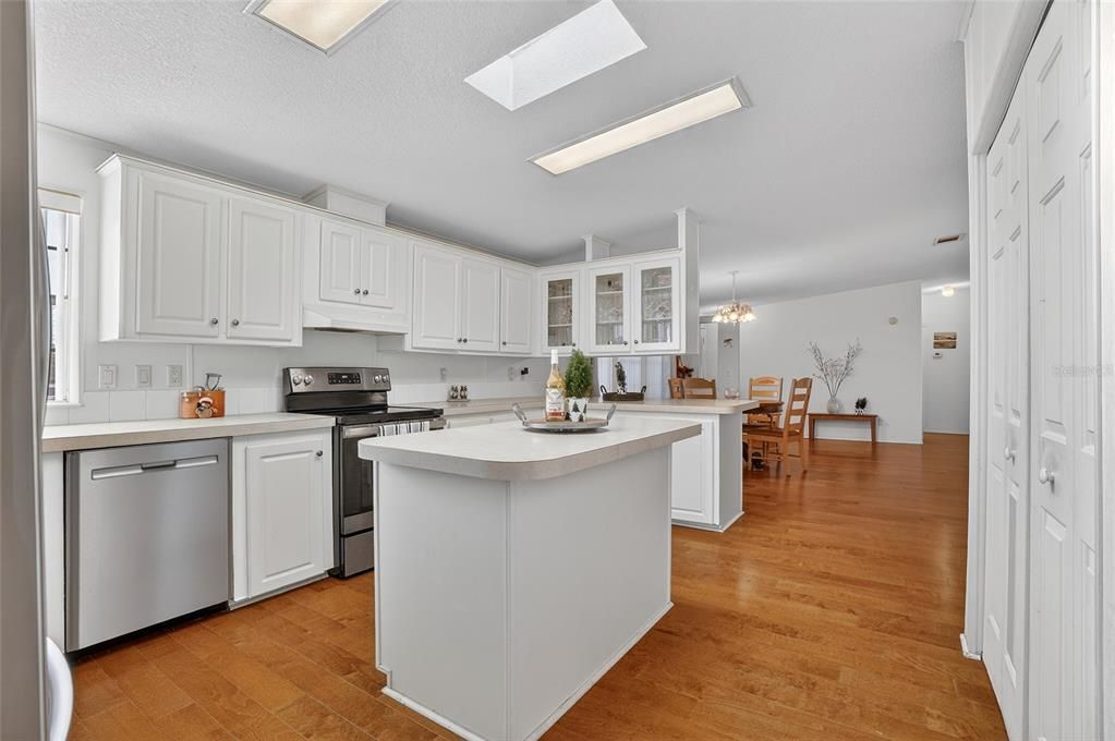 待售: $239,000 (3 贝兹, 2 浴室, 1560 平方英尺)