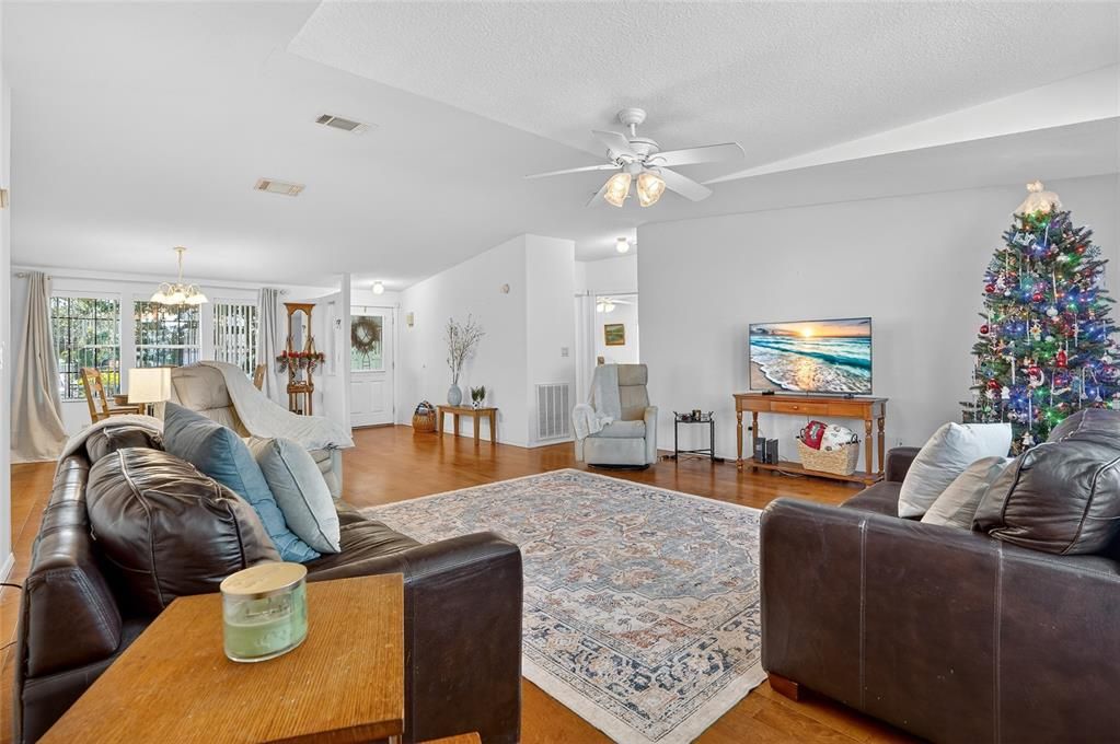 待售: $239,000 (3 贝兹, 2 浴室, 1560 平方英尺)