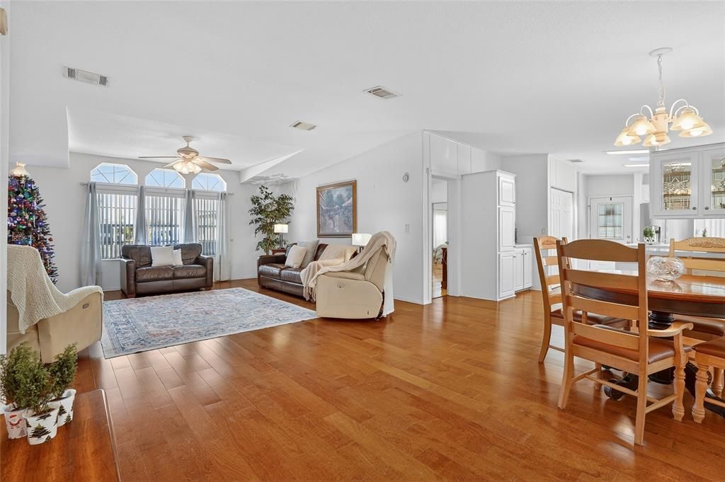 待售: $239,000 (3 贝兹, 2 浴室, 1560 平方英尺)