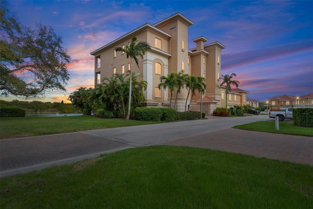 En Venta: $1,199,000 (3 camas, 3 baños, 2799 Pies cuadrados)