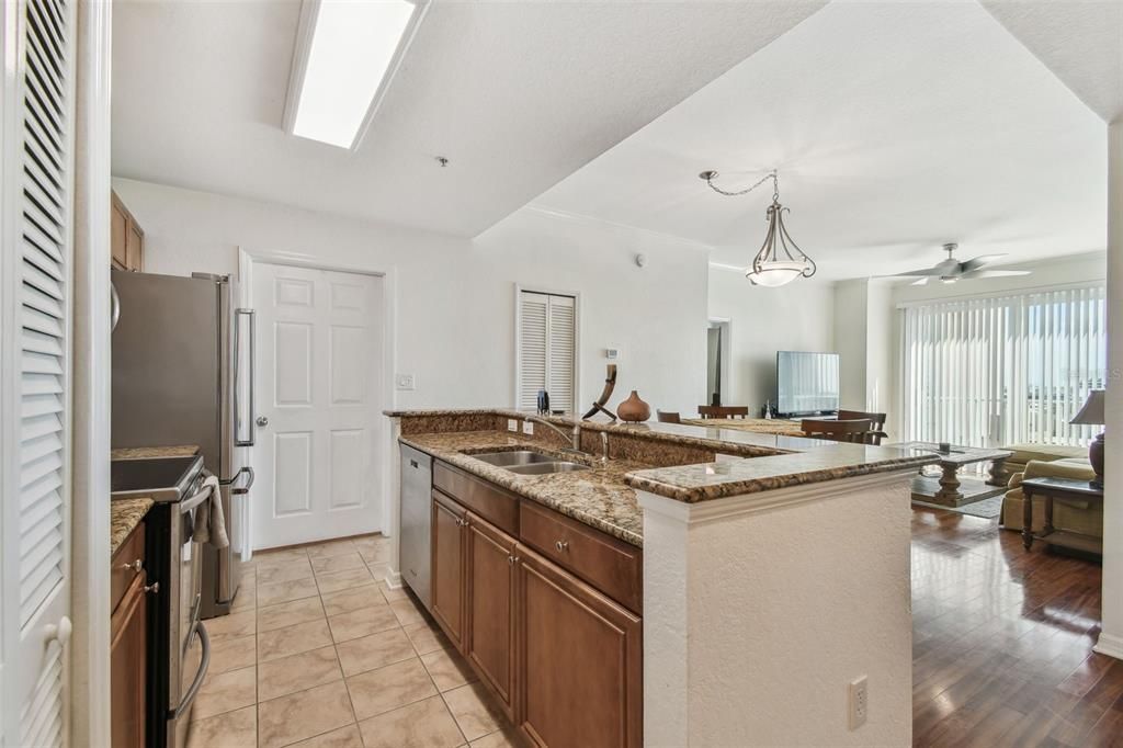 For Rent: $2,450 (2 beds, 2 baths, 1184 Square Feet)