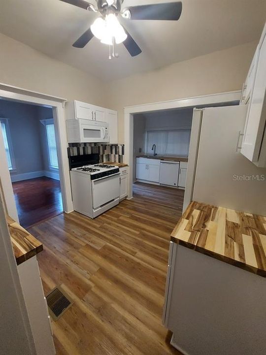 For Sale: $269,900 (3 beds, 2 baths, 1034 Square Feet)