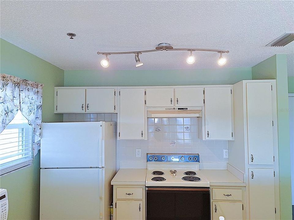 For Sale: $190,000 (1 beds, 1 baths, 680 Square Feet)