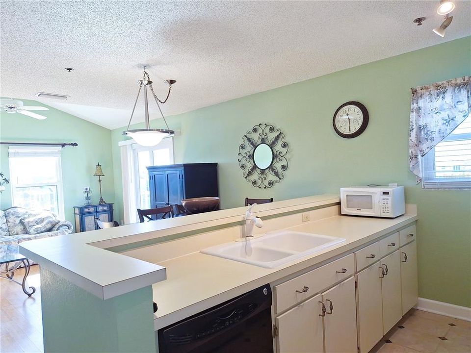 For Sale: $190,000 (1 beds, 1 baths, 680 Square Feet)