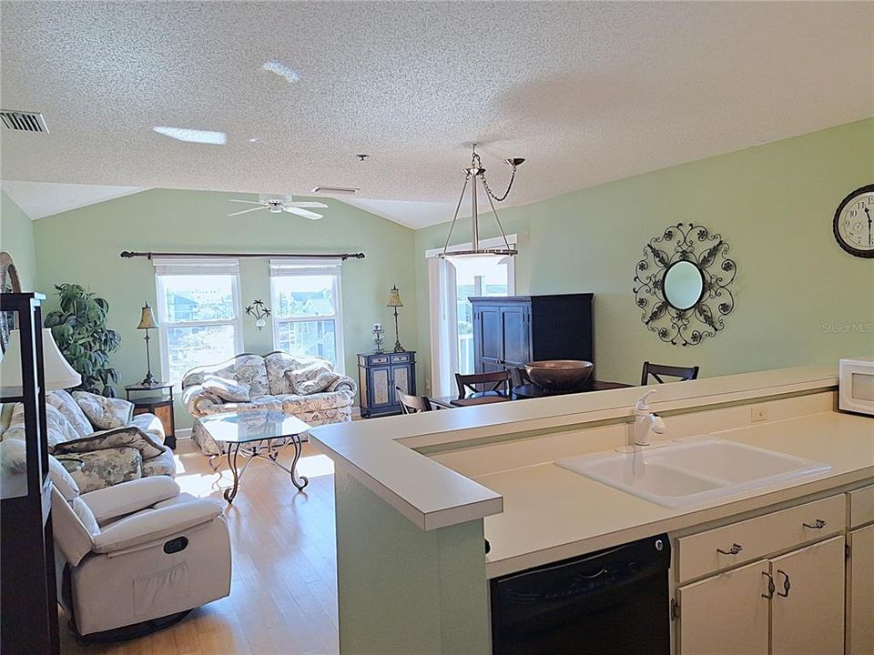 For Sale: $190,000 (1 beds, 1 baths, 680 Square Feet)