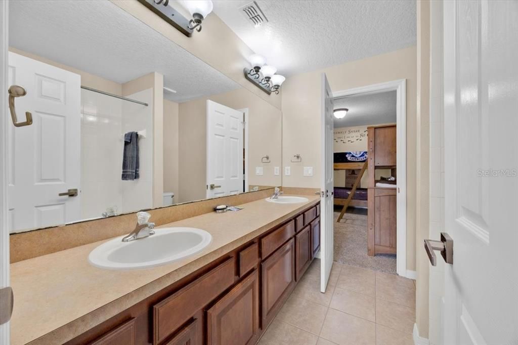 待售: $595,000 (7 贝兹, 6 浴室, 2884 平方英尺)