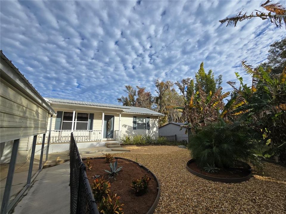 For Sale: $449,000 (3 beds, 2 baths, 1042 Square Feet)