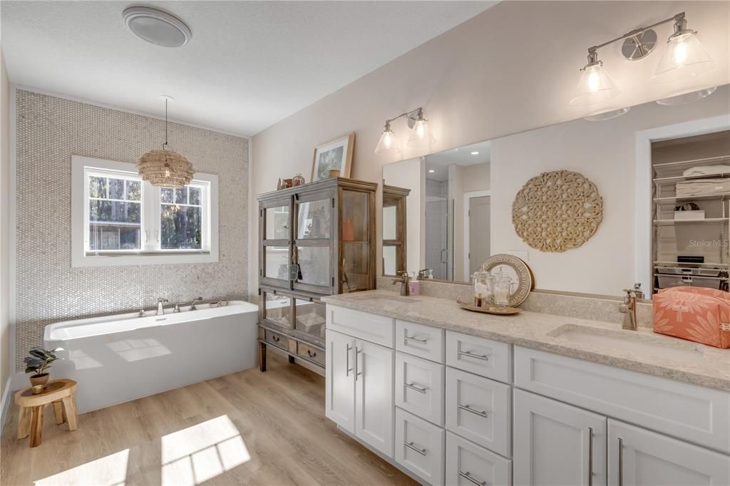 En Venta: $1,395,000 (3 camas, 2 baños, 2398 Pies cuadrados)