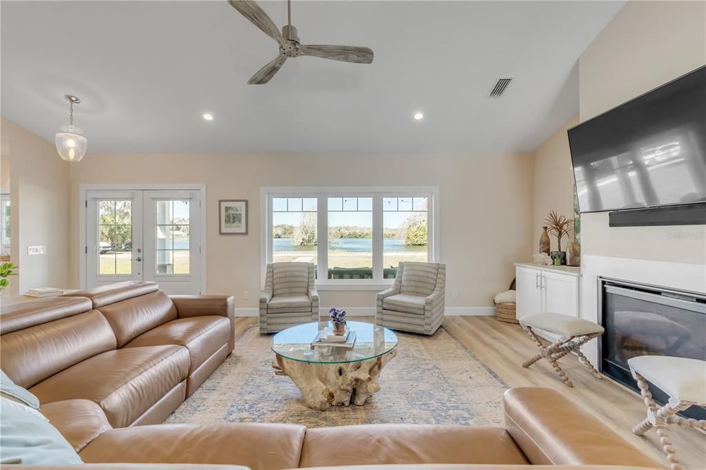 En Venta: $1,395,000 (3 camas, 2 baños, 2398 Pies cuadrados)