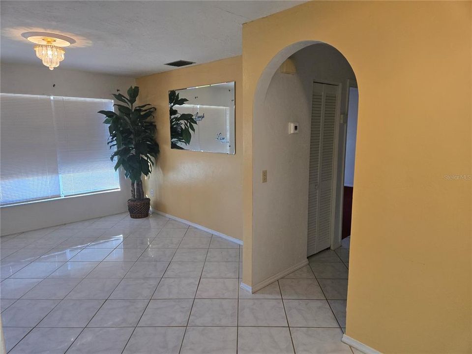 待售: $239,000 (2 贝兹, 1 浴室, 870 平方英尺)