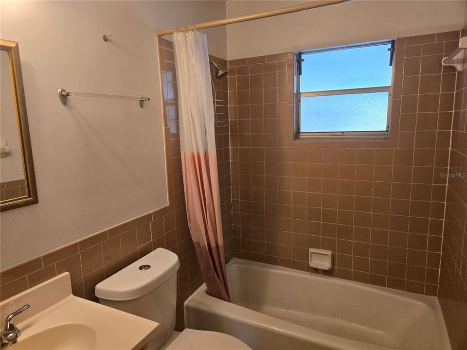 待售: $239,000 (2 贝兹, 1 浴室, 870 平方英尺)