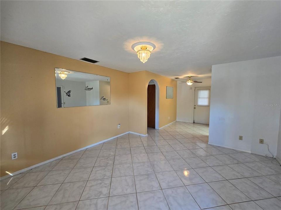 待售: $239,000 (2 贝兹, 1 浴室, 870 平方英尺)