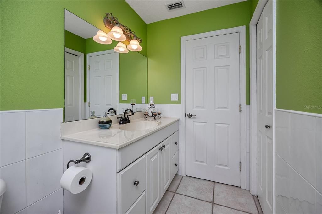 待售: $975,000 (4 贝兹, 2 浴室, 2401 平方英尺)