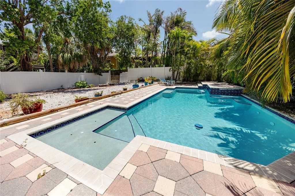 待售: $975,000 (4 贝兹, 2 浴室, 2401 平方英尺)