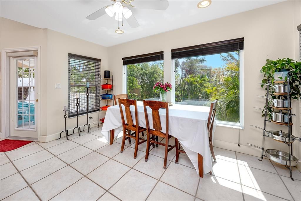 待售: $975,000 (4 贝兹, 2 浴室, 2401 平方英尺)