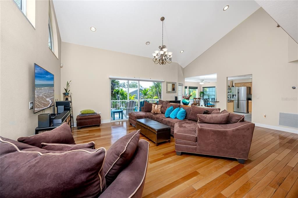 待售: $975,000 (4 贝兹, 2 浴室, 2401 平方英尺)