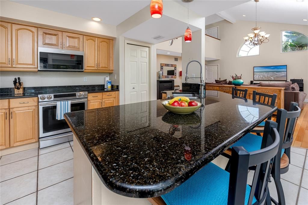 待售: $975,000 (4 贝兹, 2 浴室, 2401 平方英尺)