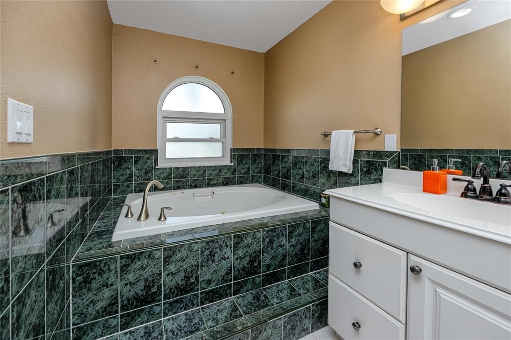 待售: $975,000 (4 贝兹, 2 浴室, 2401 平方英尺)