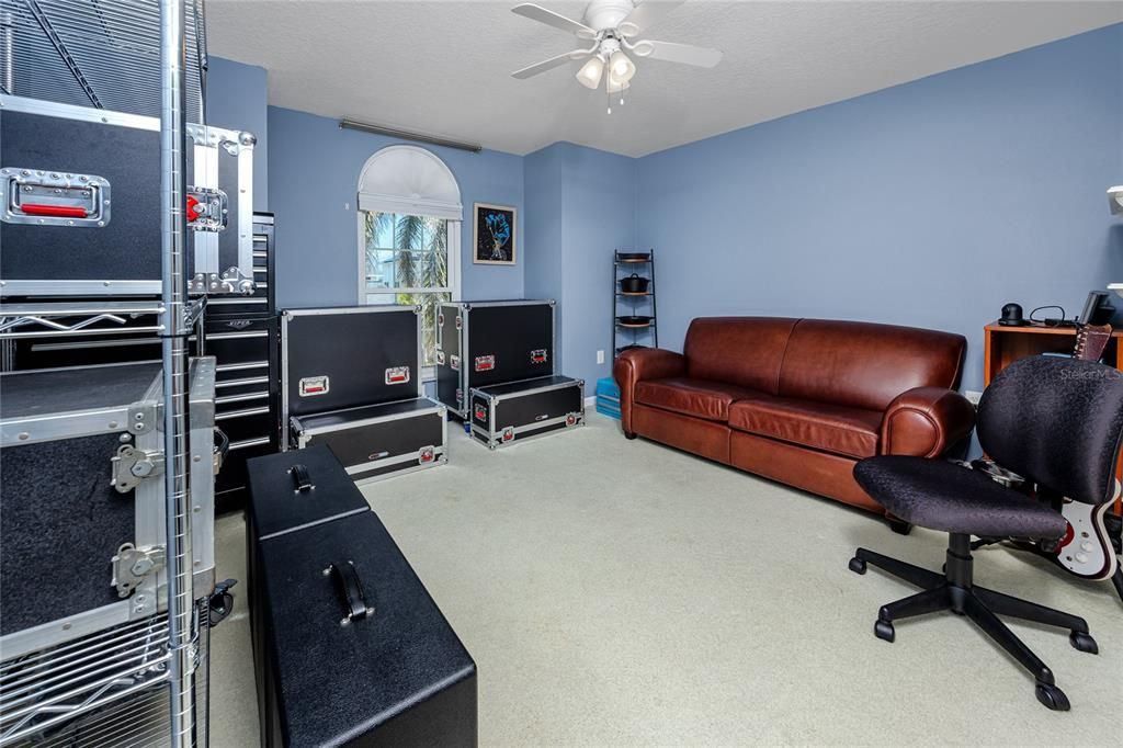 待售: $975,000 (4 贝兹, 2 浴室, 2401 平方英尺)