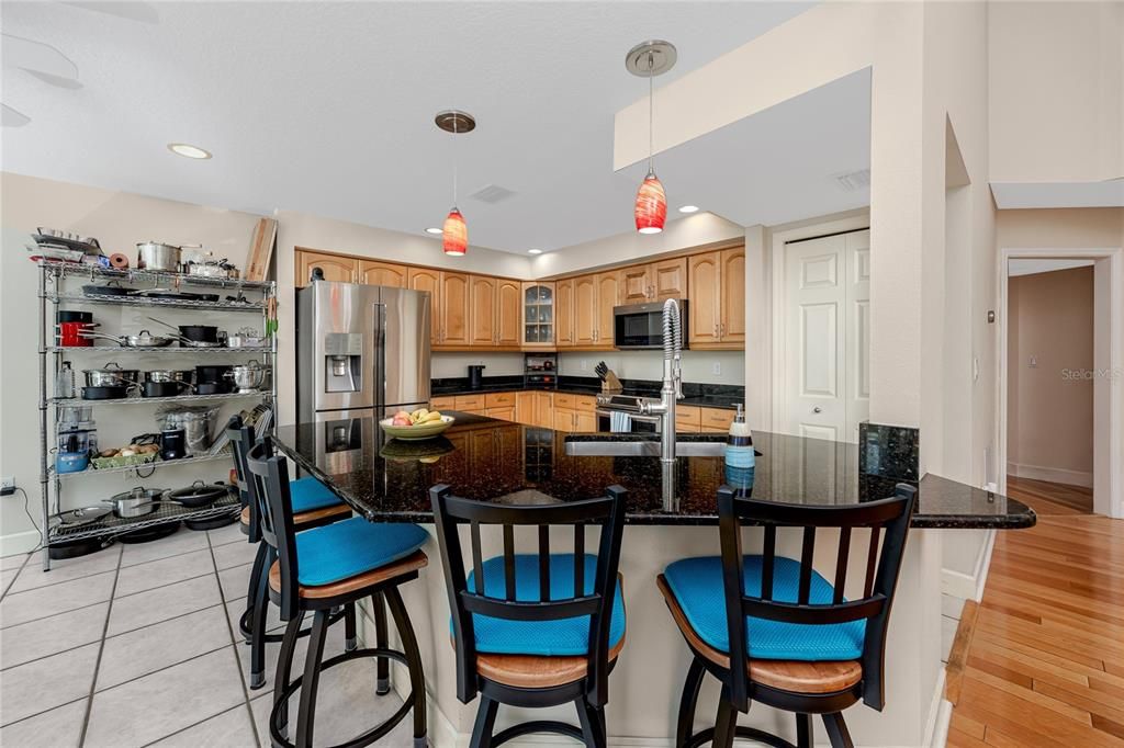 待售: $975,000 (4 贝兹, 2 浴室, 2401 平方英尺)