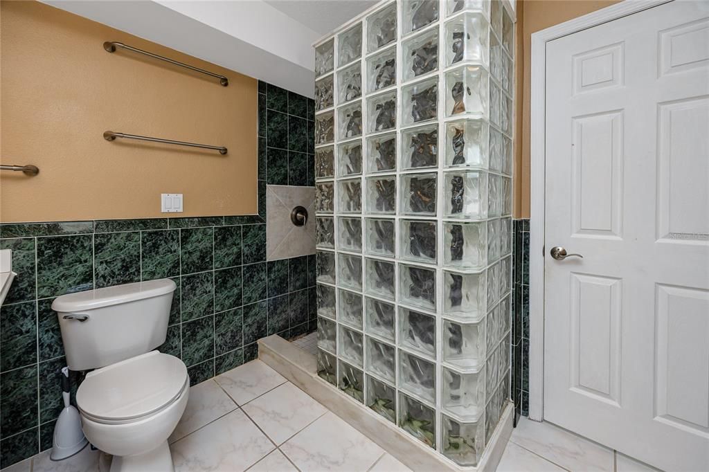 待售: $975,000 (4 贝兹, 2 浴室, 2401 平方英尺)