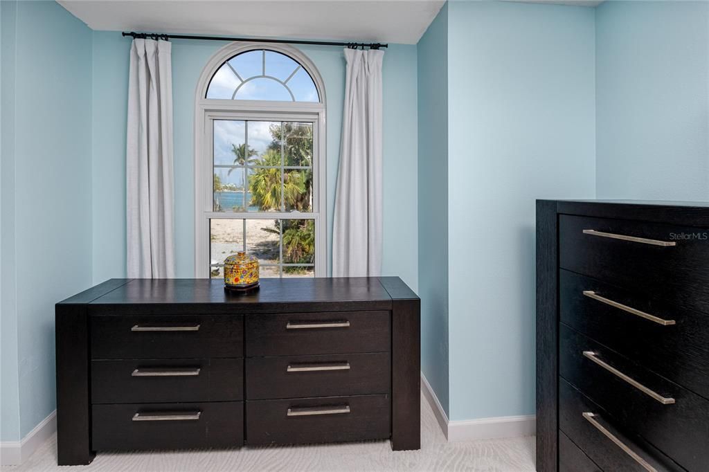 待售: $975,000 (4 贝兹, 2 浴室, 2401 平方英尺)