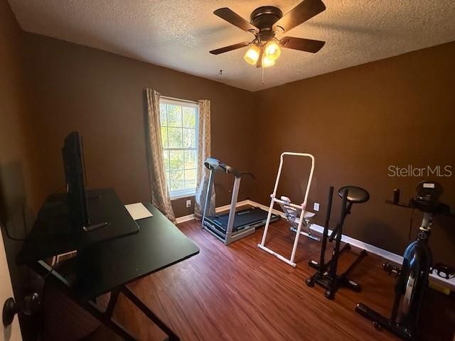 For Sale: $299,900 (3 beds, 2 baths, 1049 Square Feet)