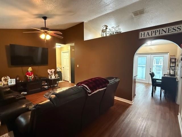 For Sale: $299,900 (3 beds, 2 baths, 1049 Square Feet)