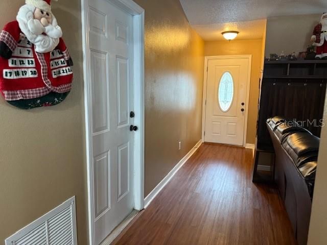 For Sale: $299,900 (3 beds, 2 baths, 1049 Square Feet)