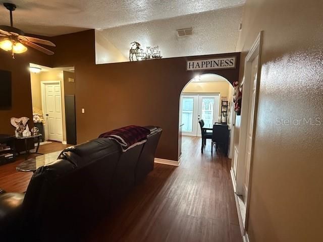 For Sale: $299,900 (3 beds, 2 baths, 1049 Square Feet)