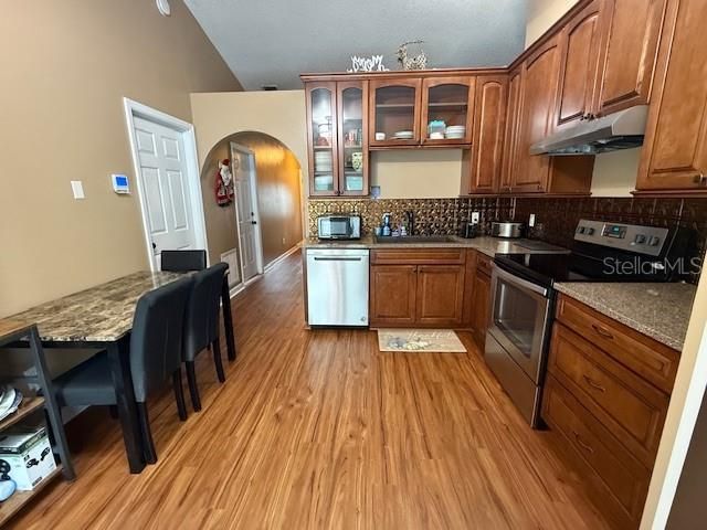 For Sale: $299,900 (3 beds, 2 baths, 1049 Square Feet)