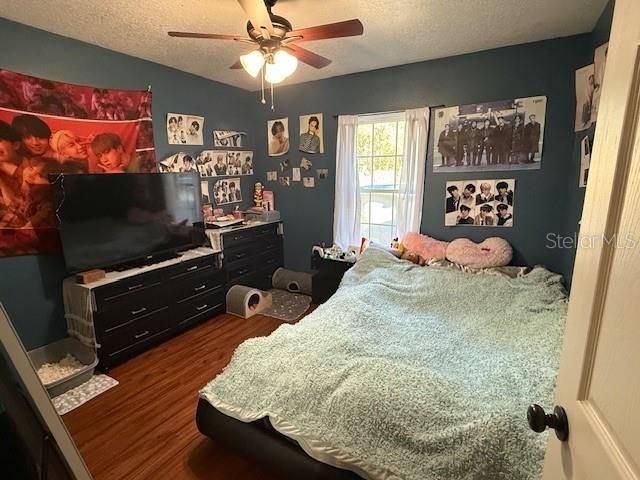 For Sale: $299,900 (3 beds, 2 baths, 1049 Square Feet)