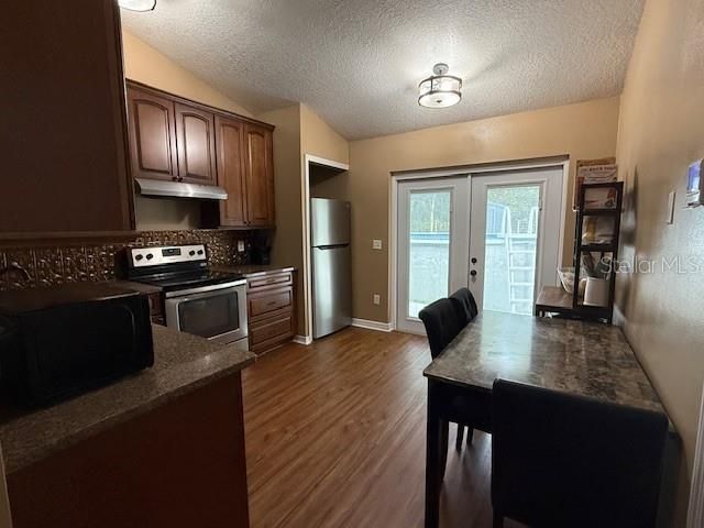 For Sale: $299,900 (3 beds, 2 baths, 1049 Square Feet)