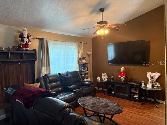 For Sale: $299,900 (3 beds, 2 baths, 1049 Square Feet)