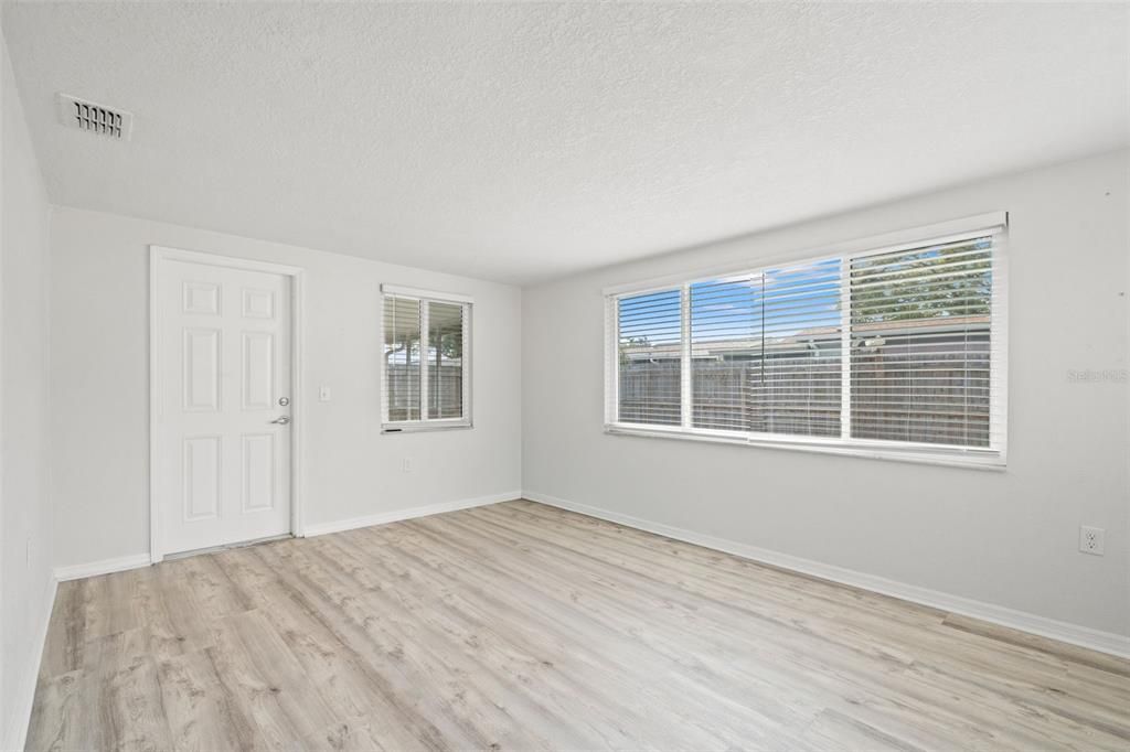 На продажу: $245,000 (2 спален, 2 ванн, 1128 Квадратных фут)