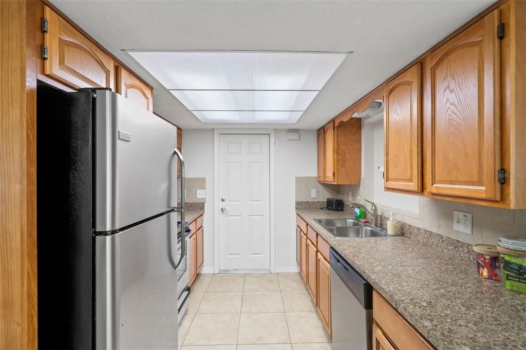 На продажу: $245,000 (2 спален, 2 ванн, 1128 Квадратных фут)