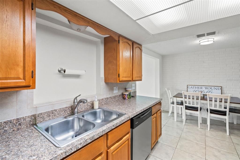 На продажу: $245,000 (2 спален, 2 ванн, 1128 Квадратных фут)